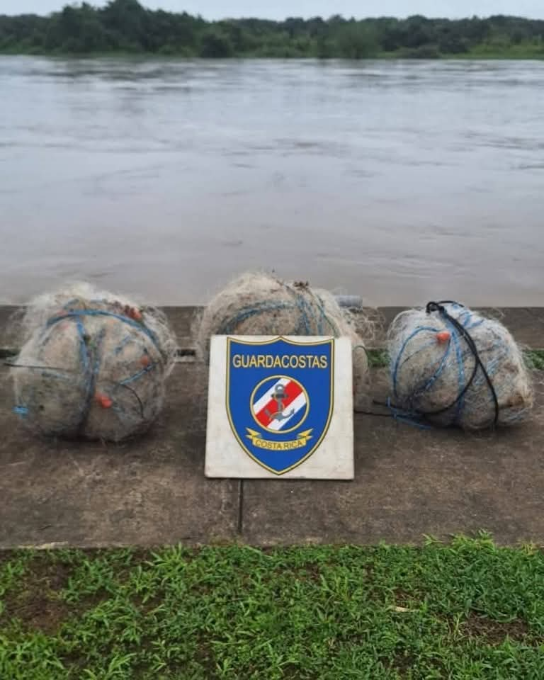 Guardacostas retira cerca de 300 metros de trasmallos que destruían ecosistemas del Refugio Barra del Colorado